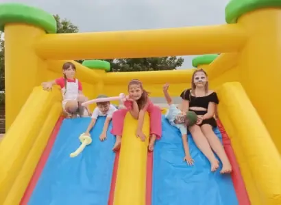 Vaikai ant pripučiamos čiuožyklos