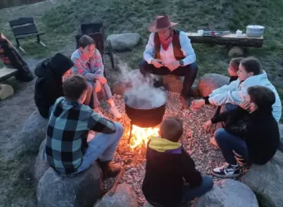 Žmonės prie laužo