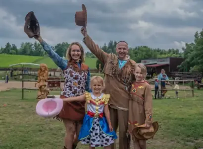 Žmonės mojuoja skrybėlėmis